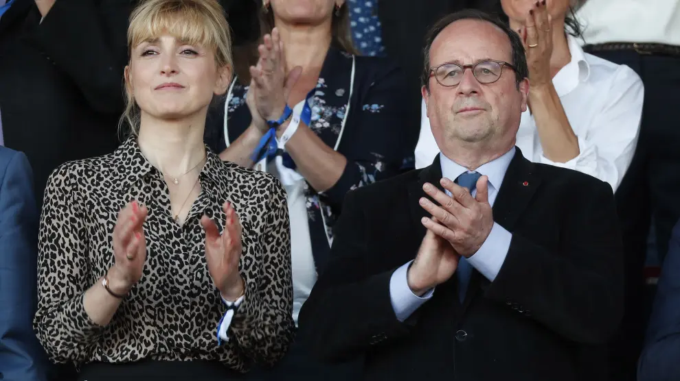 La actriz Julie gayet y el expresidente Hollande, el pasado mayo, en un partido de fútbol