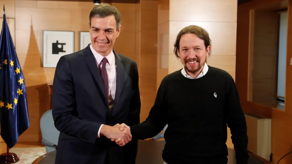 El líder de Unidas Podemos, Pablo Iglesias, con el presidente del Gobierno en funciones, Pedro Sánchez, en la reunión de este martes por la mañana.