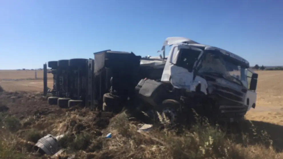 Colisión entre un camión y un vehículo agrícola en Fraga.