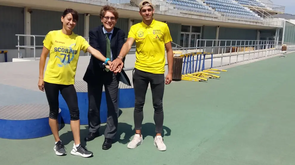 De izquierda a derecha: Isabel macías (atleta), Rafa Guerras (presidente del Scorpio) y Daniel Ambrós (atleta).