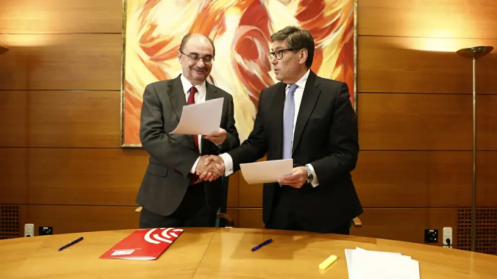 Javier Lambán y Arturo Aliaga en la firma del acuerdo.