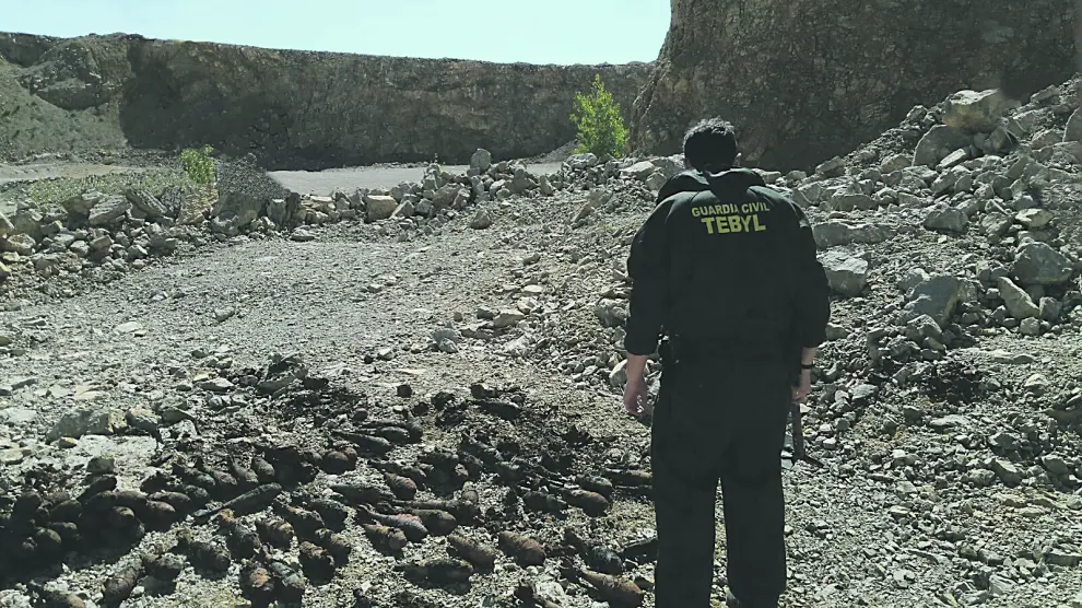 Un agente de la Guardia Civil, durante la destrucción de las granadas halladas en Monreal en 2017.