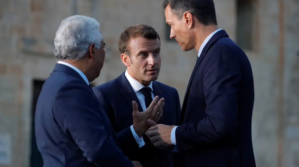 Emmanuel Macron conversa con Pedro Sánchez.