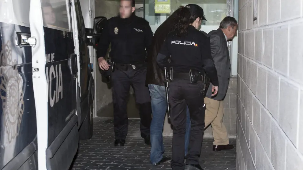 Uno de los detenidos por la Operación Diluvio, a su llegada al juzgado de guardia de Zaragoza.