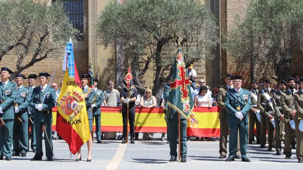 Imágenes de la jura de bandera popular en Barbastro por el 175 aniversario de la Guardia Civil.