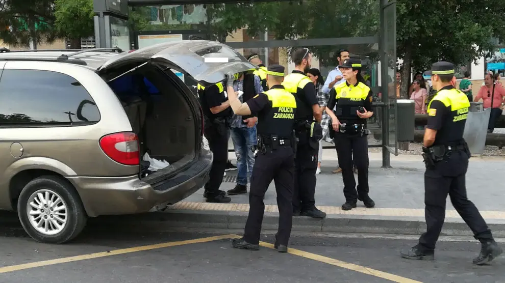 Gran despliegue policial tras un incidente entre un conductor y un viandante en Zaragoza.
