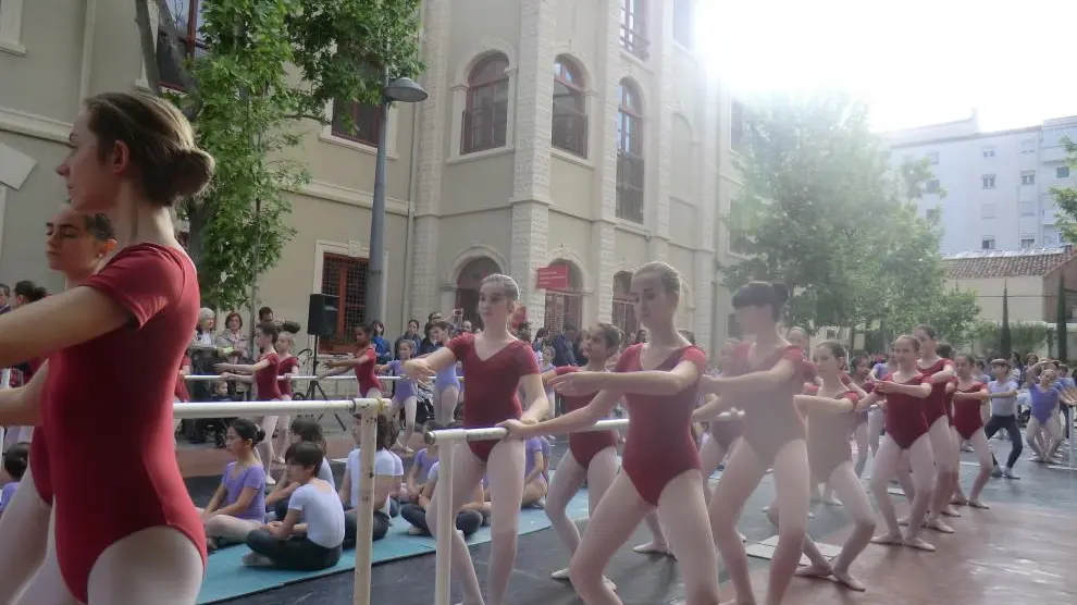 Imagen de archivo de la celebración del Día de la danza en el patio del conservatorio de Zaragoza.