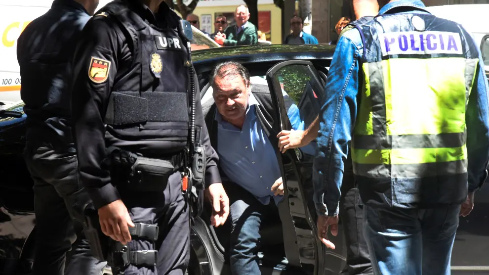 Agustín Lasaosa, el día de su detención, abandona el coche policial para acudir al club.