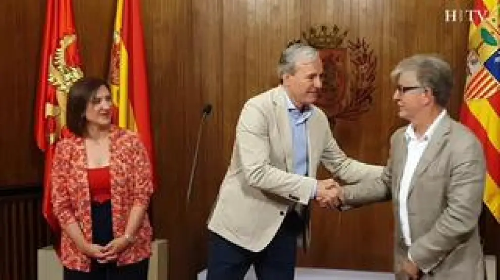 El ya excalde de la ciudad, Pedro Santisteve, le ha traspasado los poderes a Jorge Azcón, alcalde de Zaragoza en el primer lunes de mandato.