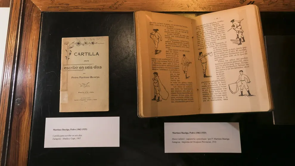 Dos de los libros de la muestra 'Más allá de Costa', en la biblioteca del Paraninfo.