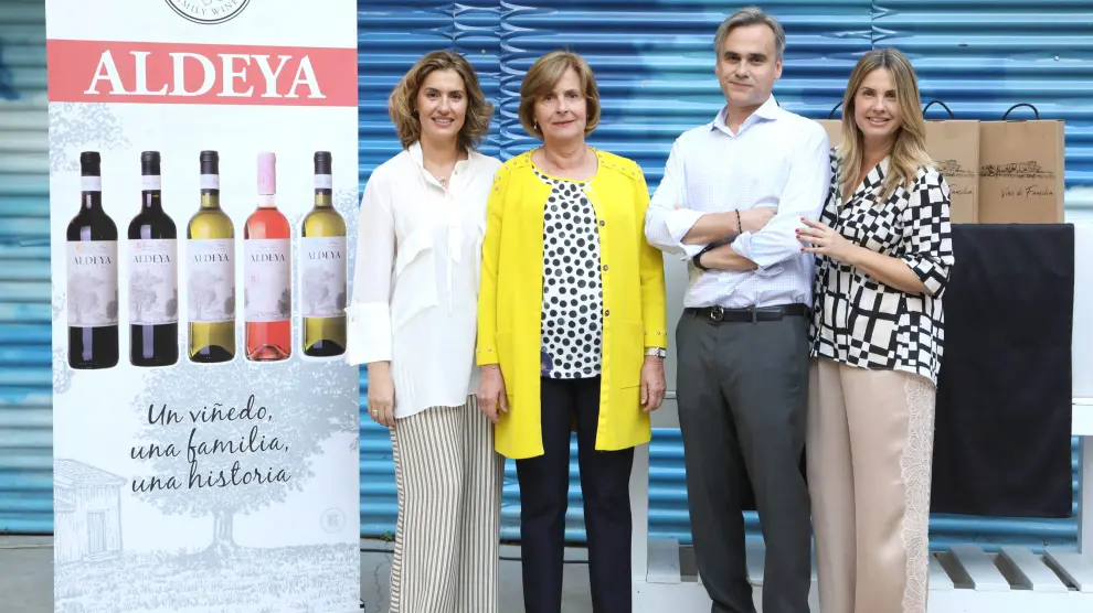 La familia Ramón Reula, junto a la imagen de los nuevos vinos Aldeya, en el acto de presentación.