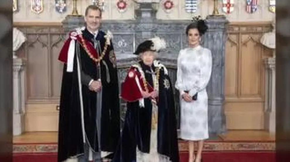 Con toda la solemnidad propia de la realeza británica, en una de las ceremonias reales más importantes del Reino Unido, se ha visto al Rey Felipe VI, vestido con el tradicional atuendo de los caballeros de la Orden de la Jarretera, tras haber recibido la más importante distinción que otorga la Reina de Inglaterra.