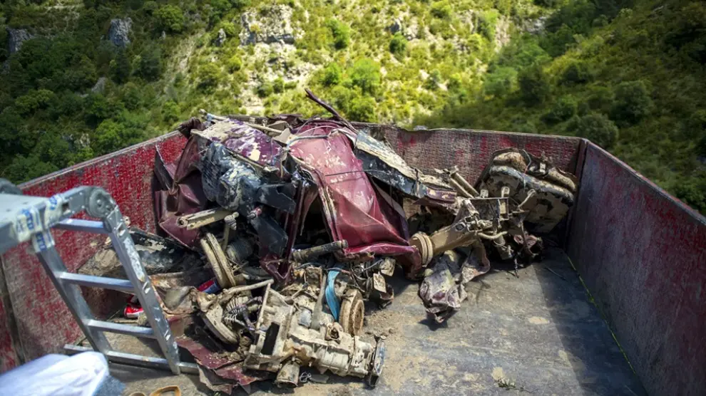 Imágenes de la jornada de trabajo para sacar los restos de una furgoneta del barranco de la Foz de Fago.