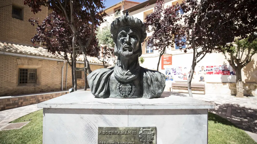Busto de Abderramán III en Cadrete, antes de ser retirado de la plaza Aragón
