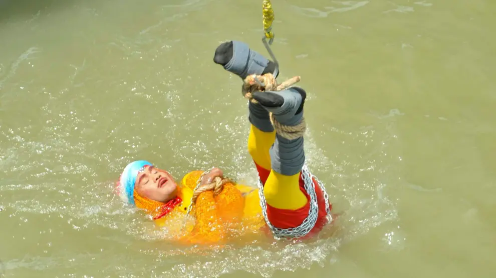 Chanchal Lahiri, conocido como el mago Mandrake, sumergiéndose encadenado en las aguas del Ganges