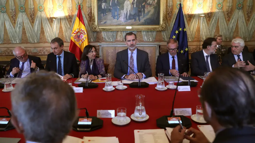 Felipe VI, junto a Margarita Robles y José Guirao, en la reunión del Patronato del Real Instituto Elcano.