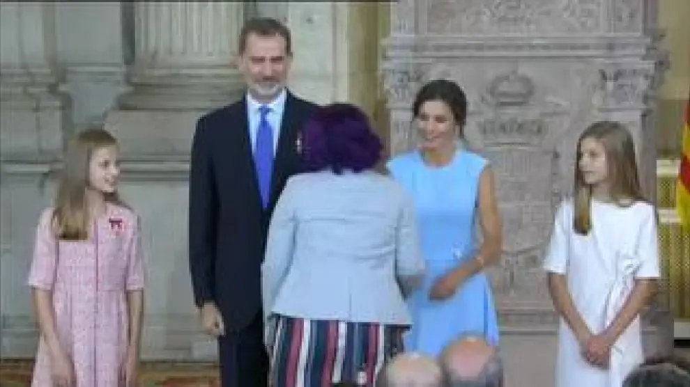 Junto a la reina, la princesa Leonor y la infanta Sofía, ha entregado las condecoraciones de la Orden del Mérito Civil