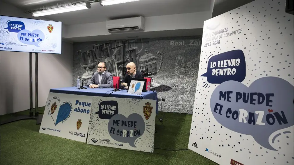 Fernando Sainz de Varanda, vicepresidente de la SAD, y Carlos Arranz, responsable de Marquetin, en la presentación de la campaña de abonos del Real Zaragoza este miércoles en La Romareda.
