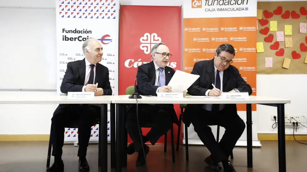 José Luis Rodrigo (Fundación Ibercaja), Carlos Saura (Cáritas Aragón-La Rioja) y Juan Álvarez (Fundación Caja Inmaculada) en la firma del convenio de colaboración para el proyecto 'Sumando empleo'.