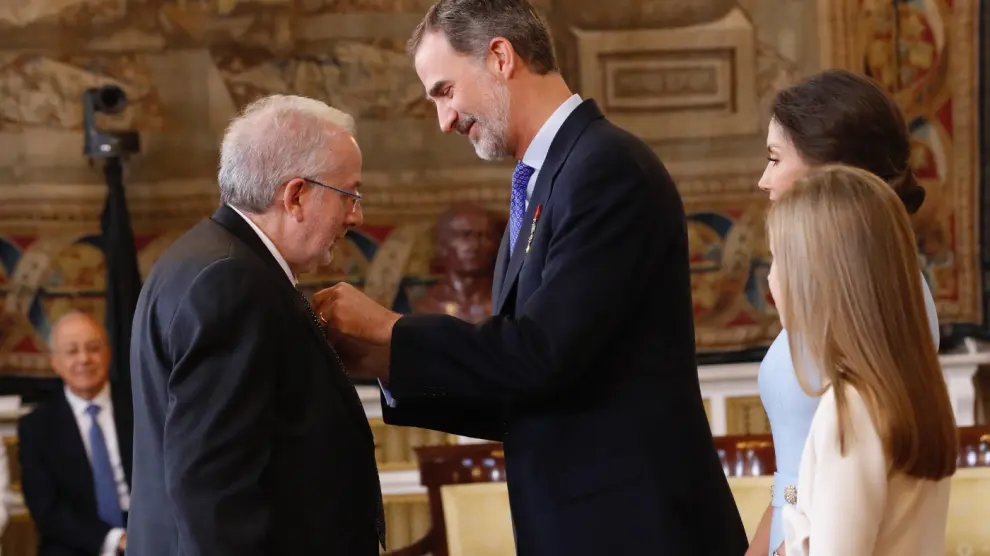 El bibliotecario turolense Ignacio Micolau recibe la medalla al Mérito Civil de manos del rey Felipe VI.