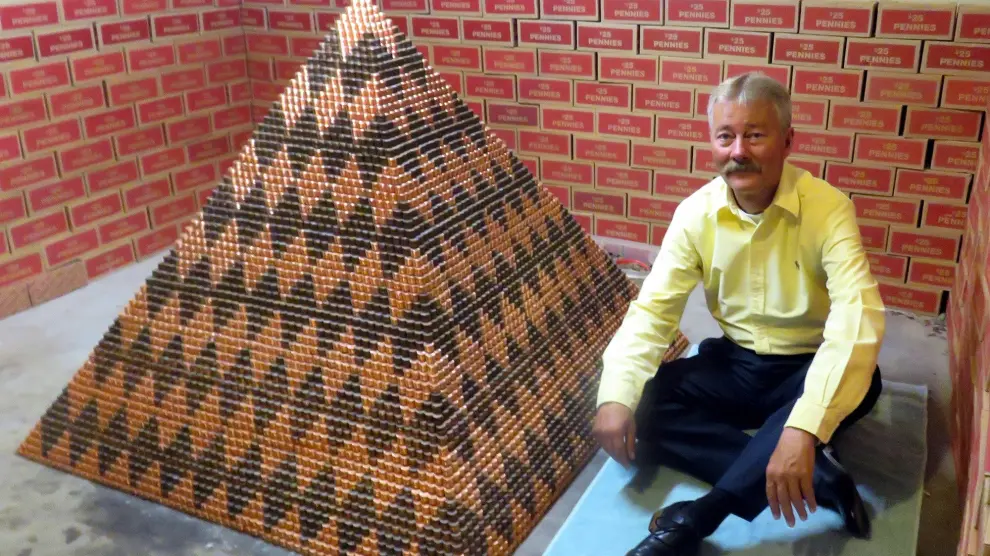 Cory Nielsen, de 55 años, junto a la pirámide.
