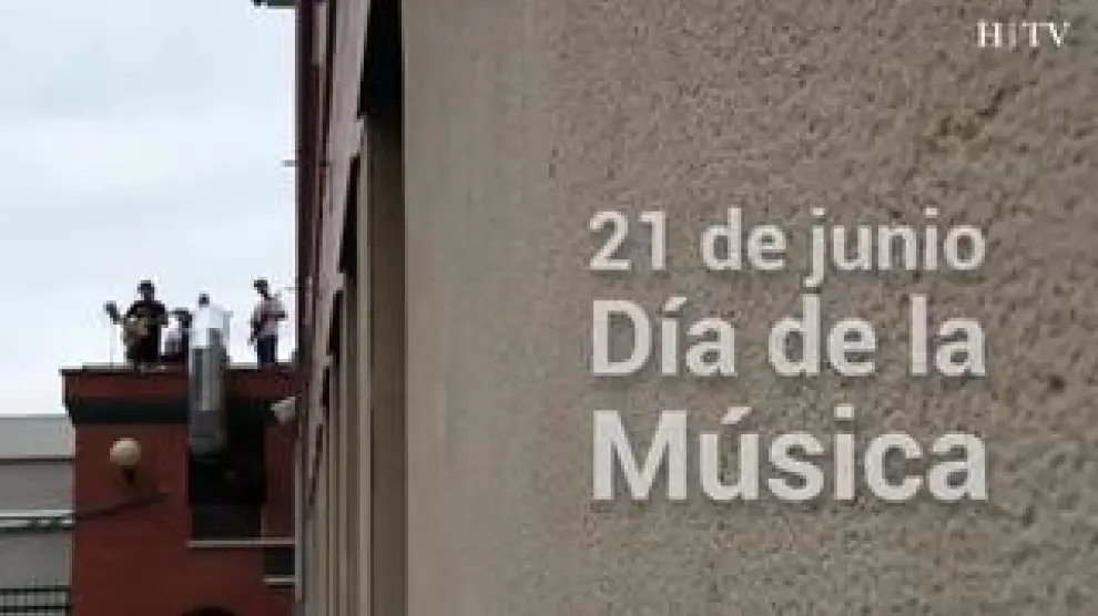 Varios profesores del IES Pilar Lorengar del barrio de La Jota de Zaragoza se han subido a la azotea de uno de sus edificios para despedir el curso y celebrar el Día de la Música, que se conmemora cada 21 de junio.