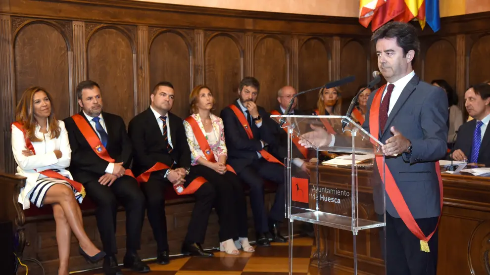El alcalde de Huesca, Luis Felipe, durante su improvisado discurso tras ser investido por sorpresa