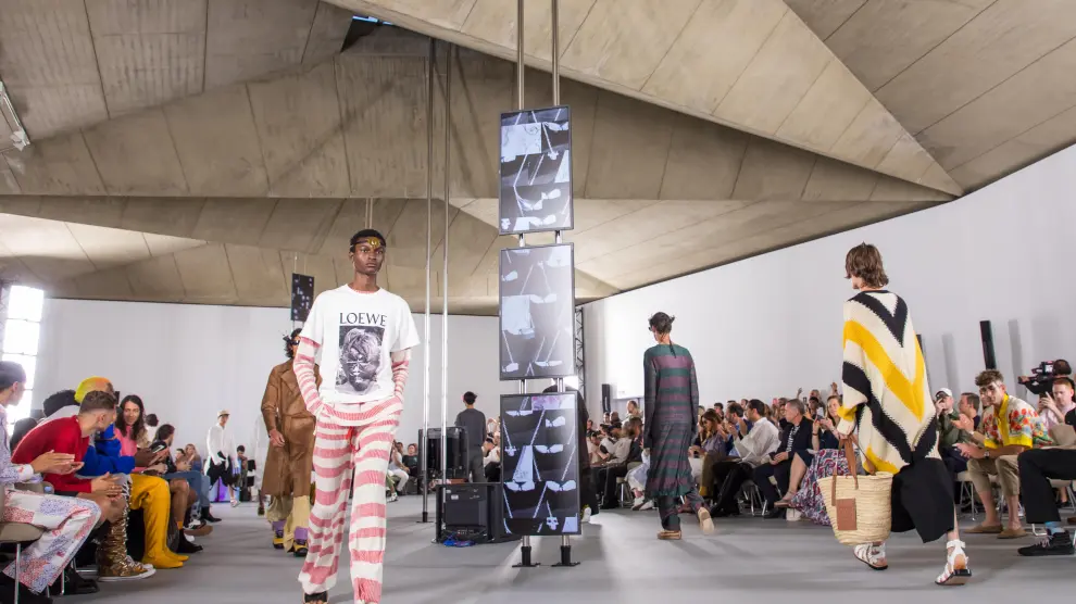 Paris (France), 22/06/2019.- Models present creations from the Spring/Summer 2020 Men's collection by British designer Jonathan Anderson for Loewe during the Paris Fashion Week, in Paris, France, 22 June 2019. The presentation of the Spring/Summer 2020 menswear collections runs from 18 to 23 June. (Moda, Francia) EFE/EPA/CHRISTOPHE PETIT TESSON Loewe - Runway - Paris Men's Fashion Week S/S 2020