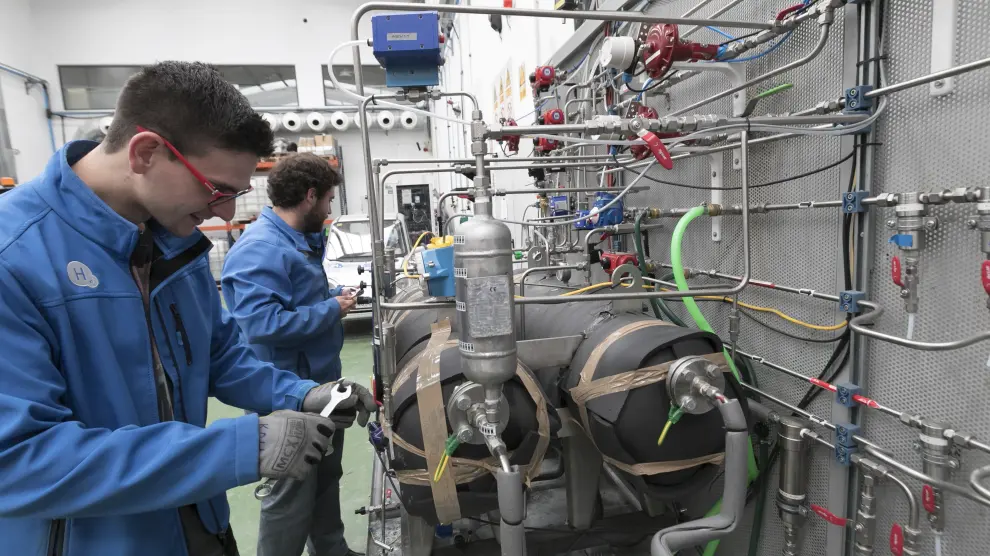 Dos trabajadores de la Fundación del Hidrógeno en las instalaciones de la entidad en en el parque Walqa de Huesca.