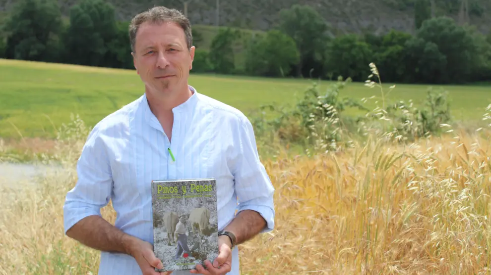 El investigador forestal Carlos Tarazona posa con su libro 'Pinos y Penas'.