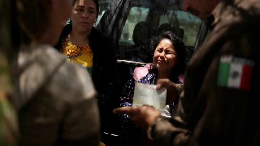 Una mujer nicaragüense llora en la frontera entre Estados Unidos y México.