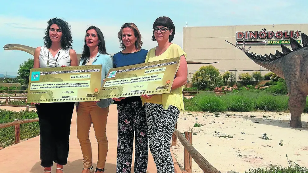Dinópolis entregó este lunes dos cheques que suman 23.140 euros –recaudados durante las Jornadas Solidarias– a las asociaciones Síndromes Arrítmicos Relacionados con la Muerte Súbita y Autismo Teruel.