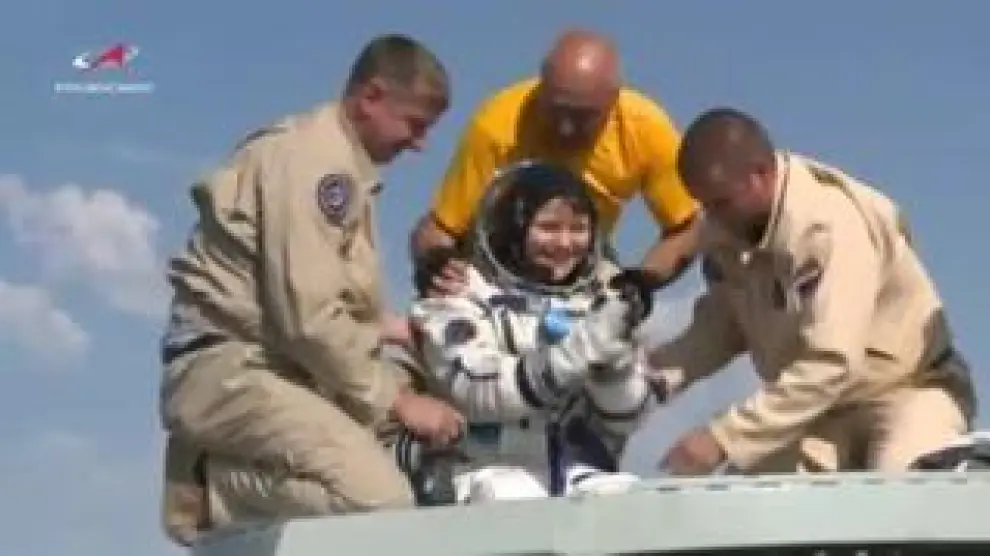 El equipo de la Expedición 59 de la Estación Espacial Internacional aterrizó este martes en la Tierra cerca de Dzhezkazgan, Kazajistán. La tripulación formada por la ingeniera de la NASA, Anne McClain, y los comandantes de la agencia espacial rusa y la canadiense fueron sacados de la cápsula poco después del aterrizaje.
