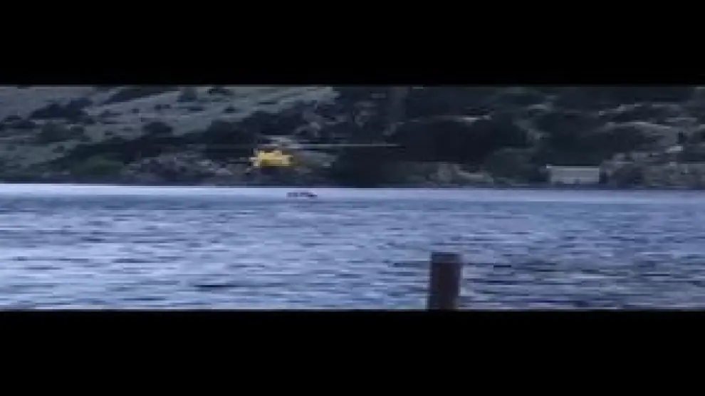 Helicóptero cargando agua en el ibón de Los Baños para sofocar el incendio cerca de Panticosa