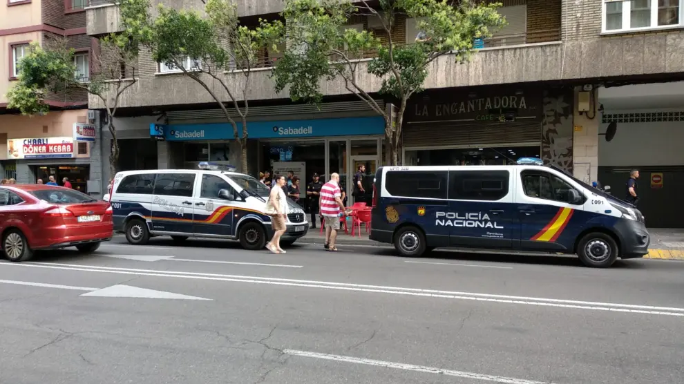Varias patrullas de la Policía acudieron al bar donde se produjeron los hechos, en la calle Santander de Zaragoza.