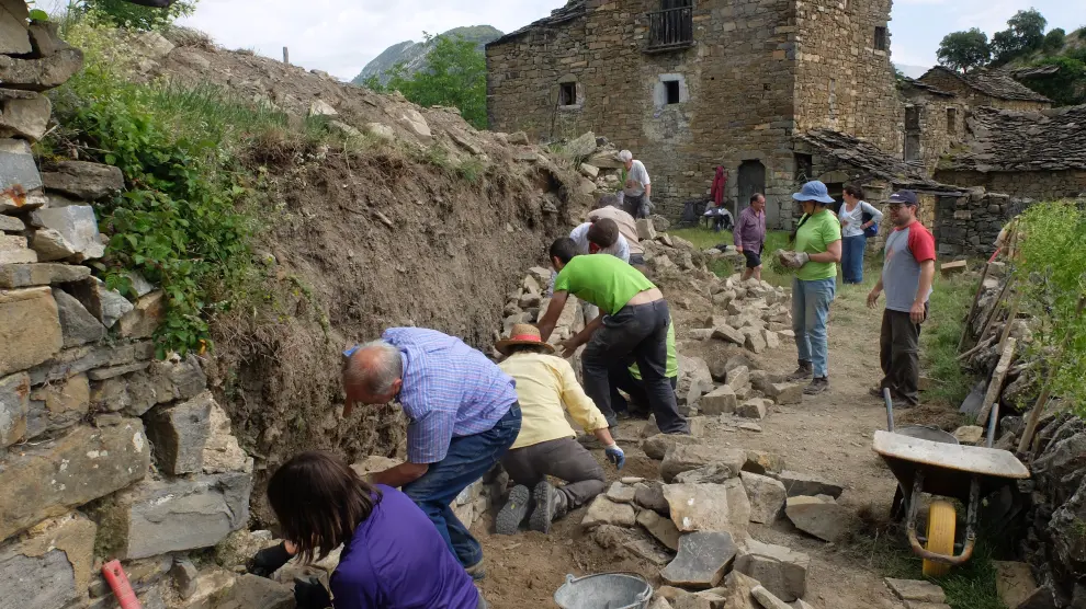 Alumnos del primer curso del taller de piedra seca en diferentes localizaciones de la comarca de Sobrarbe