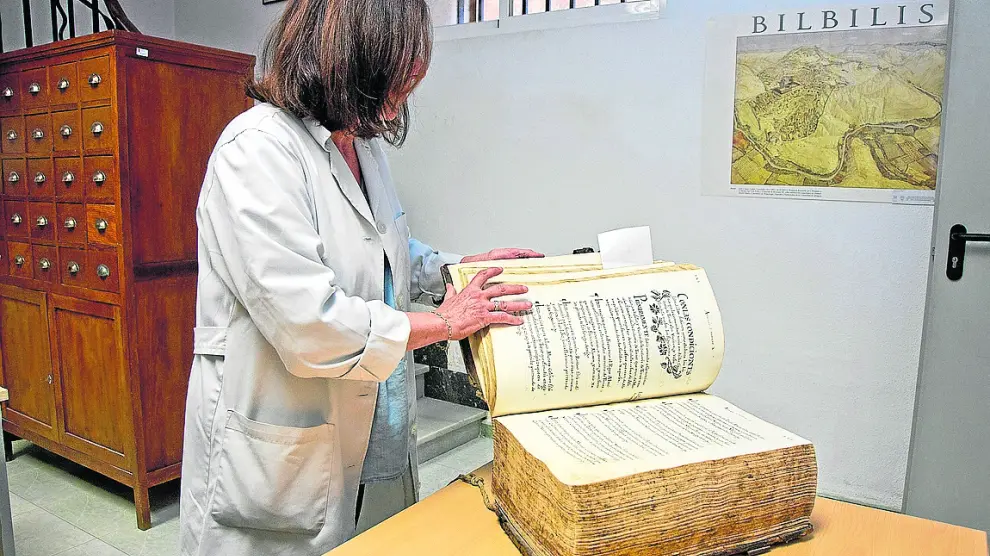 La técnica Eugenia Acero mostrando documentos históricos de Calatayud y la comarca.
