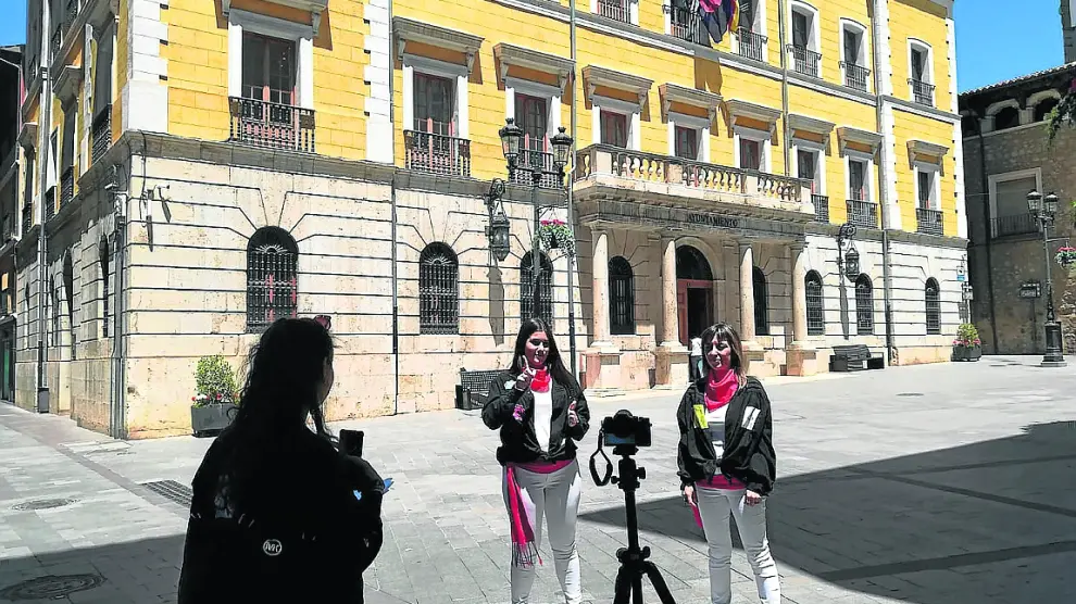 Seis alumnas del Instituto Santa Emerenciana de Teruel han editado un vídeo en el que explican las fiestas de La Vaquilla a personas sordas mediante la lengua de signos.