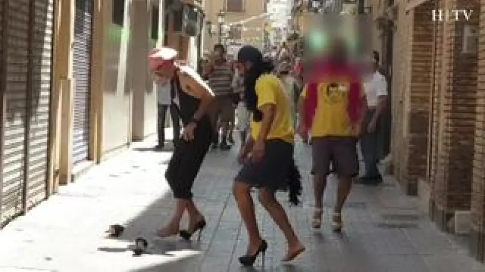Este viernes se celebra el Día del Orgullo LGTB y en Zaragoza ya ha comenzado a celebrarse con una carrera con tacones y un concurso de tiro de bolso con grito agudo en la calle de San Pablo.