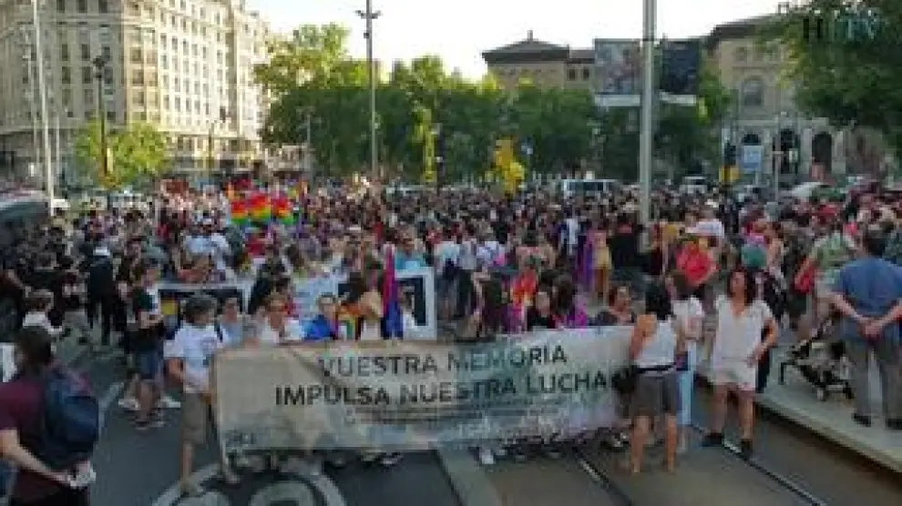 La marcha reivindicativa de los derechos del colectivo LGTBI en Zaragoza se ha visto marcada por las altas temperaturas.