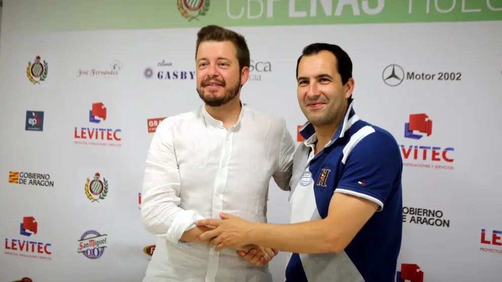 Antonio Orús y Guillermo Arenas se abrazan para escenificar la continuidad del técnico.
