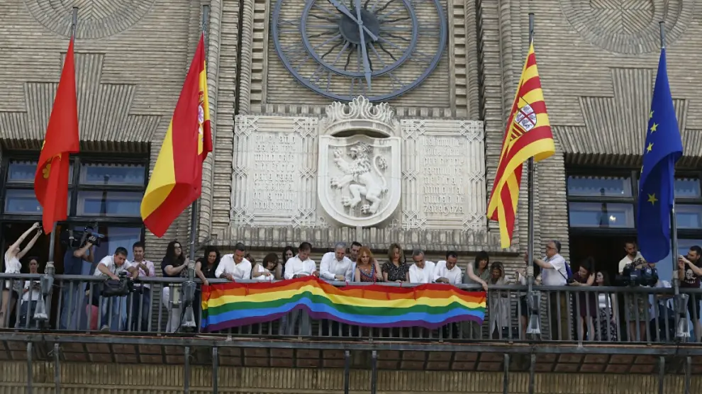 El colectivo LGTBI ha plantado a Azcón cuando este ha colgado las banderas en el Ayuntamiento.