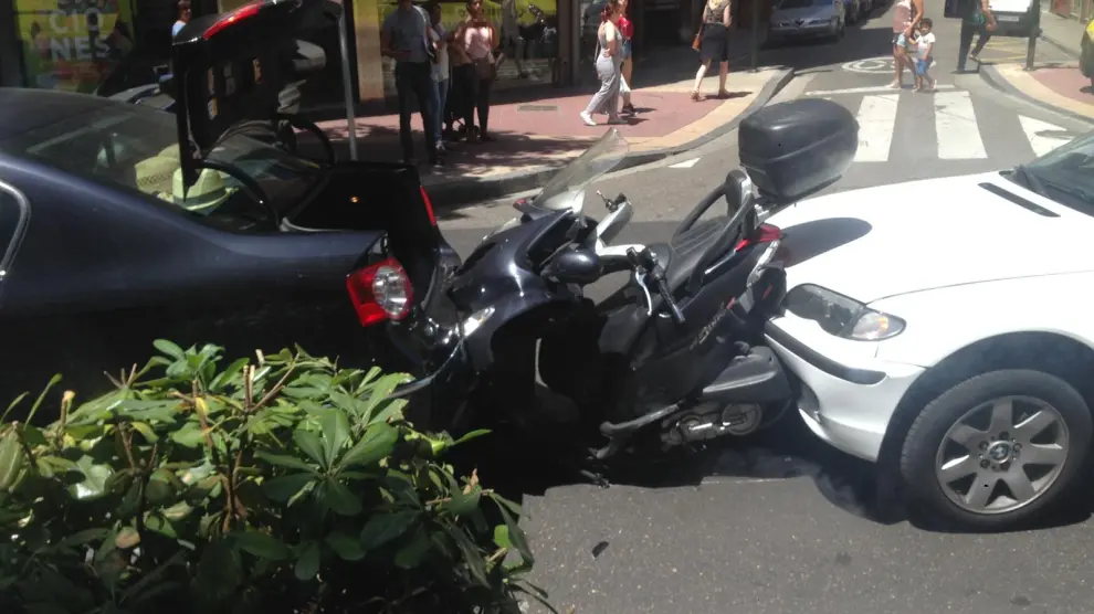 En el accidente en avenida Madrid, se han visto implicados dos vehículos y una motocicleta.
