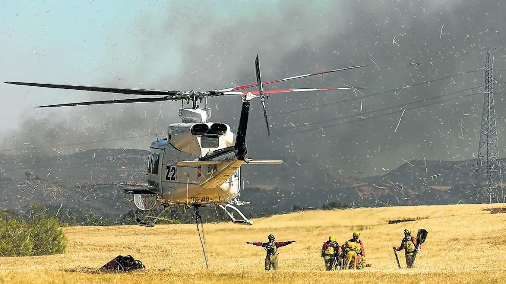 Miembros de una brigada helitransportada, est esábado durante el incendio de Villanueva de Huerva.