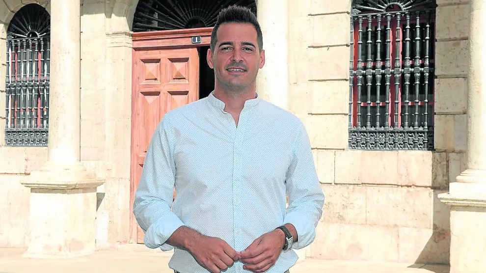 Ramón Fuertes, el teniente de alcalde de Cs, a las puertas del Ayuntamiento de Teruel.