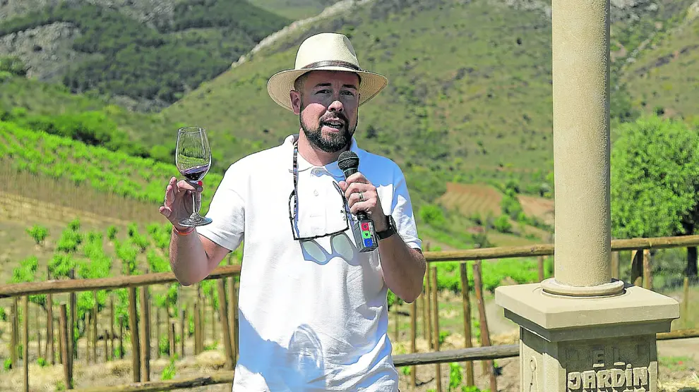 Fernando Mora, con una copa junto al peirón instalado en la finca que da nombre al vino, El Jardín de las Iguales.