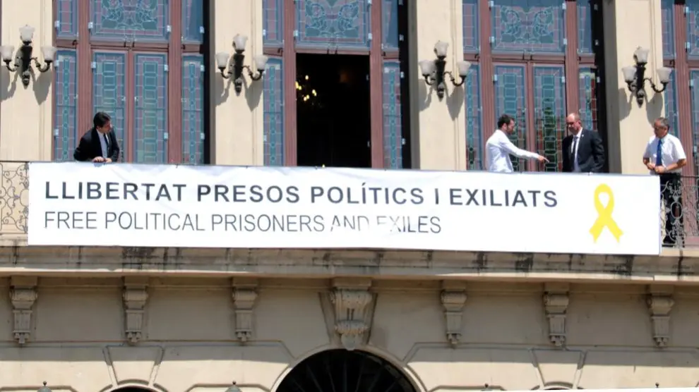 Pancarta a favor de los políticos presos en la fachada del Ayuntamiento de Lleida