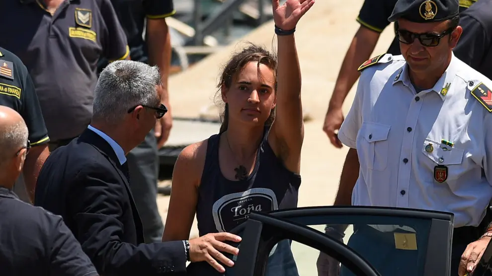 FILE PHOTO: Carola Rackete, the 31-year-old Sea-Watch 3 captain, disembarks from a Finance police boat and is escorted to a car, in Porto Empedocle, Italy July 1, 2019. REUTERS/Guglielmo Mangiapane/File Photo [[[REUTERS VOCENTO]]] EUROPE-MIGRANTS/ITALY-FRANCE