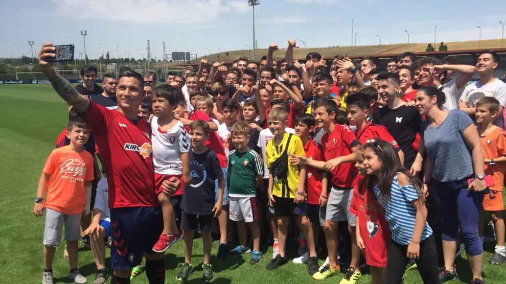 Chimy Ávila se toma una fotografía con varios seguidores de Osasuna.