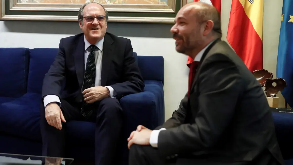 El candidato del PSOE a la presidencia de la Comunidad de Madrid, Ángel Gabilondo, junto al presidente de la Asamblea, Juan Trinidad.
